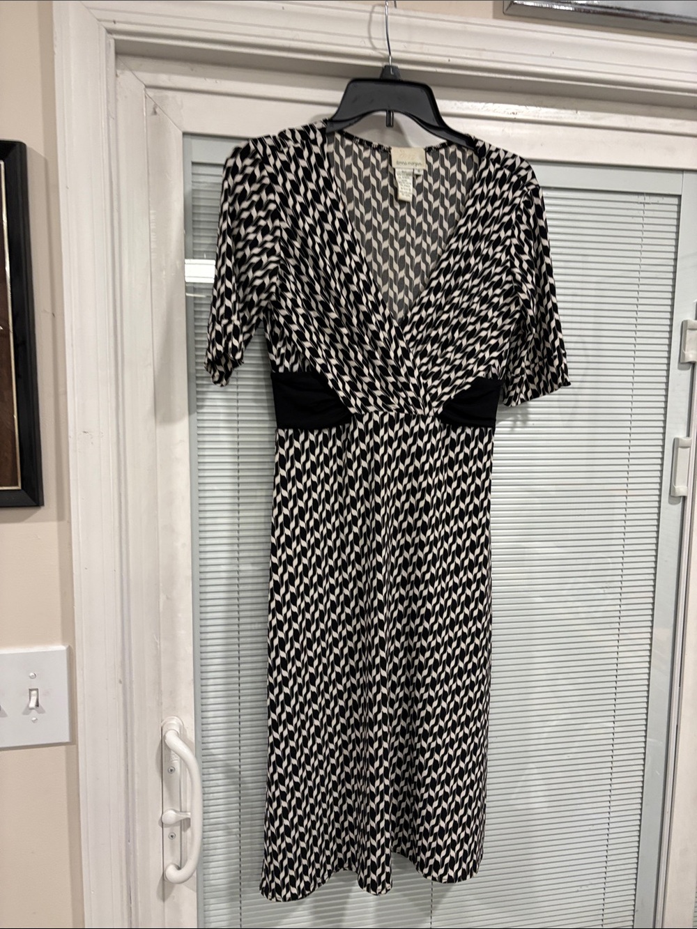 Donna Morgan Black and White Printed V-Neck Dress